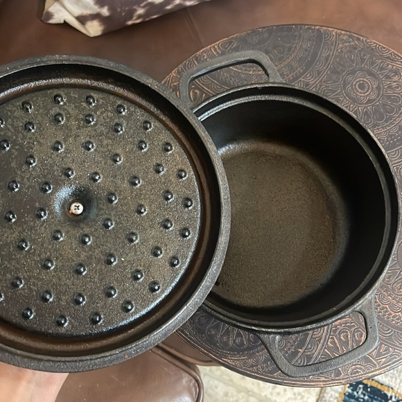 Cast Iron Dutch Oven - Black seasoned and ready for use or display. EUC - Picture 2 of 8